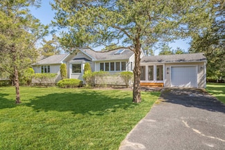 11 E Point Ln, Hampton Bays, NY 11946