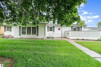 1027 W Superior St, Alma, MI 48801