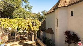 2829 N Beachwood Dr, Los Angeles, CA 90068