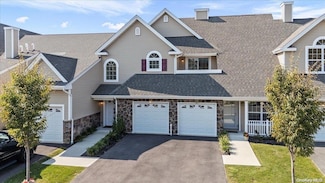 35 Steven Cir Unit 35, Dix Hills, NY 11746