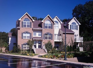 21 Pinnacle Dr, Port Jefferson, NY 11777
