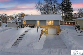 415 S Holland St, Blue Earth, MN 56013