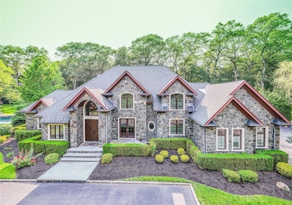 11 Victorian Ln, Glen Head, NY 11545