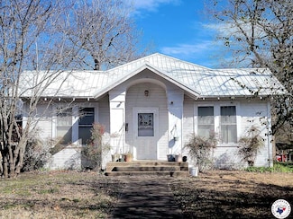 607 N Walnut St, Clarksville, TX 75426