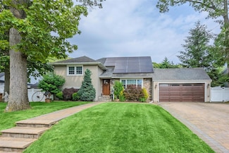82 Algonquin Ave, Massapequa, NY 11758