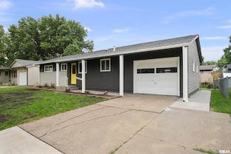 2003 Edgewood Dr, Bettendorf, IA 52722