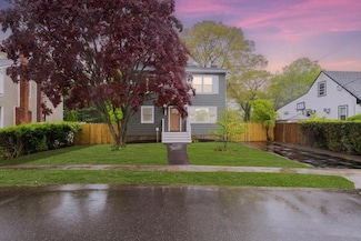 105 Phyllis Dr, Lindenhurst, NY 11757