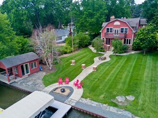 4418 N Riverdale Dr, McHenry, IL 60051