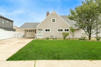 5 Short Ln, Levittown, NY 11756