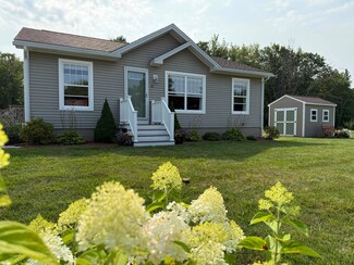 4 Hayfield Ln, Lisbon, ME 04250