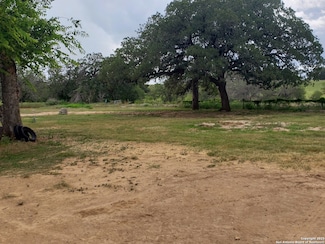 277 Nob Ln, Floresville, TX 78114