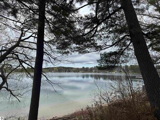 1431 Lake Dr, Traverse City, MI 49685