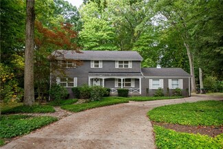880 Dogwood Ln, Hermitage, PA 16148