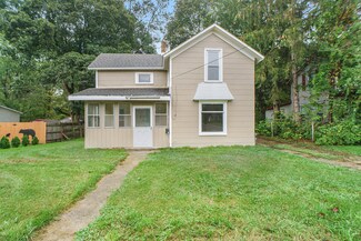 1118 8th St, Three Rivers, MI 49093