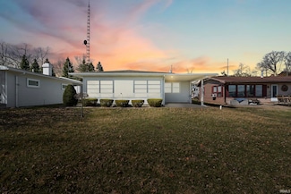 220 Lane 280a Hamilton Lake, Hamilton, IN 46742