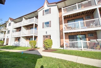 185 Gregory St Unit 16, Aurora, IL 60504