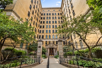 559 W Surf St Unit 702, Chicago, IL 60657