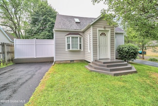 22 Schaffer Dr, Cohoes, NY 12047