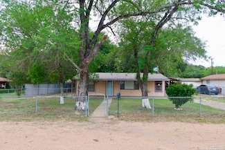 316 W Colonial Pkwy, Devine, TX 78016