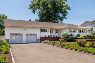 8 Scott Dr, Fairfield, NJ 07004