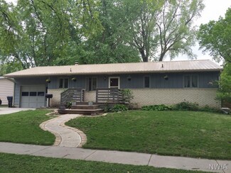 961 Crestview Dr, Vermillion, SD 57069