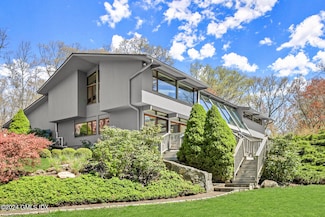 14 Patricia Ln, Cos Cob, CT 06807