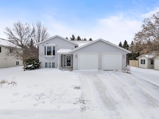 5 Lillie Ln SE, Pine Island, MN 55963