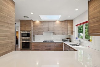 12 Manning Rd, Glen Cove, NY 11542