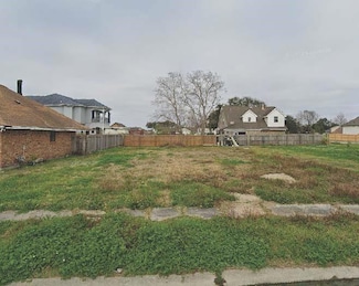 8309 Fairfax Dr, Chalmette, LA 70043