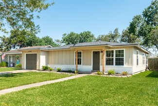 104 Forest Oaks Ln, Lake Jackson, TX 77566