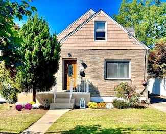 207 Wellington Rd S, Garden City, NY 11530