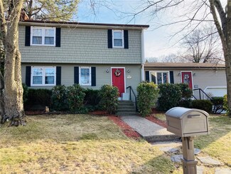 12 Maria St, Lincoln, RI 02865