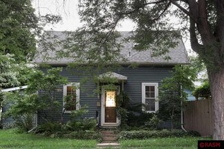 1024 1024 S 5th St, St. Peter, MN 56082
