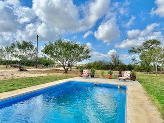 763 County Road 1670, Moore, TX 78057