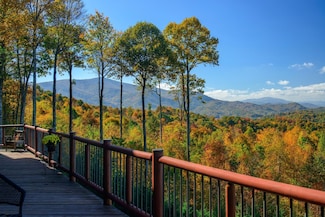 663 Bear Paw Rd, Elk Park, NC 28622