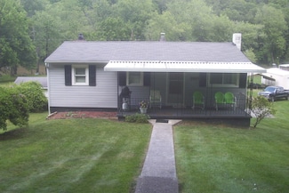 86 River Dr, Hinton, WV 25951