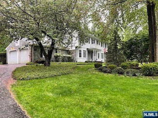 16 Knollwood Rd, Upper Saddle River, NJ 07458