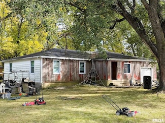 108 N Locust St, Roberts, IL 60962