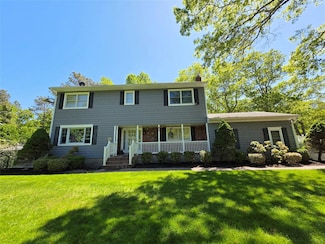 81 Anchor St, Riverhead, NY 11901