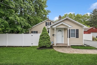 156 W 21st St, Huntington Station, NY 11746