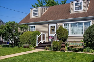 11 Barbara Dr, Farmingdale, NY 11735