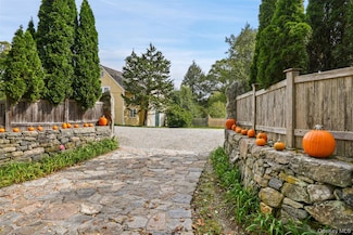 333 Hook Rd, Katonah, NY 10536