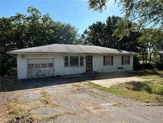 3829 Laurel Ave, Kansas City, MO 64133