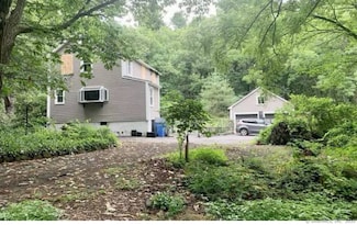 1020 Wintergreen Ave, Hamden, CT 06514