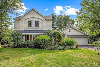 18 Locust Ln, Roslyn Heights, NY 11577