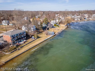 11859 N Main St, Whitmore Lake, MI 48189
