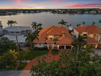 301 Bayview Dr NE, Saint Petersburg, FL 33704