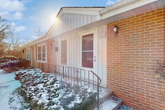 11 Robin Hood Ln, Northfield, IL 60093