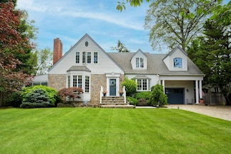 9 Seneca St E, Massapequa, NY 11758