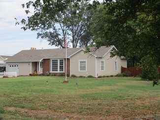 1508 N Main St, Benton, IL 62812